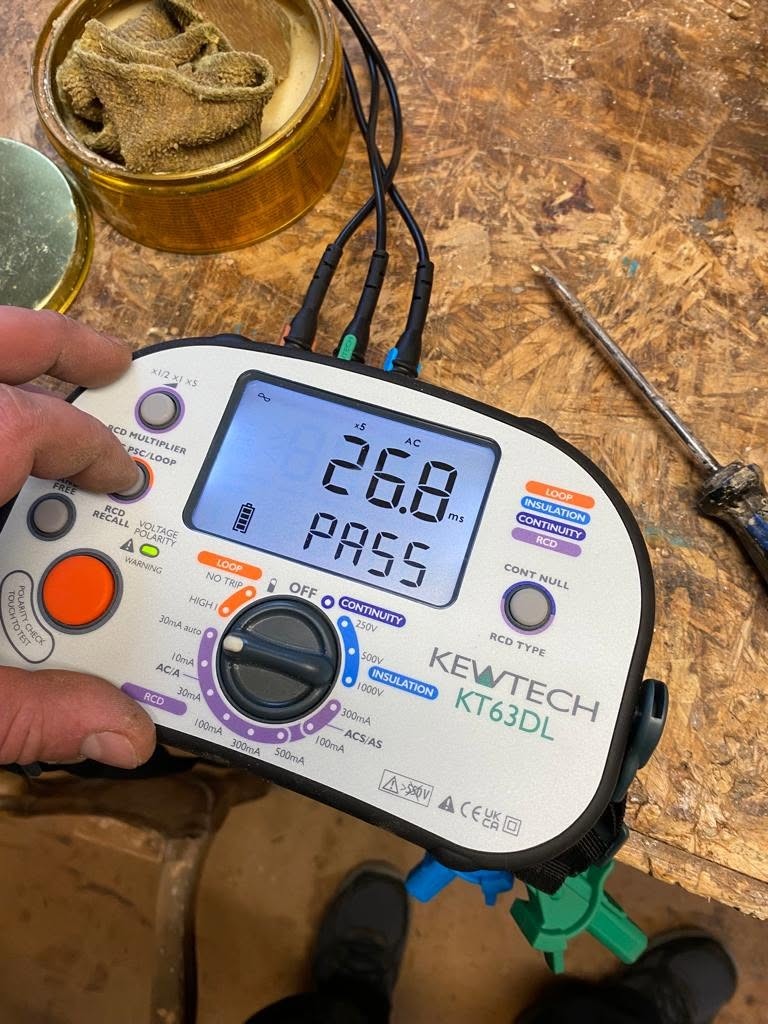 Kewtech tester showing a pass reading during testing